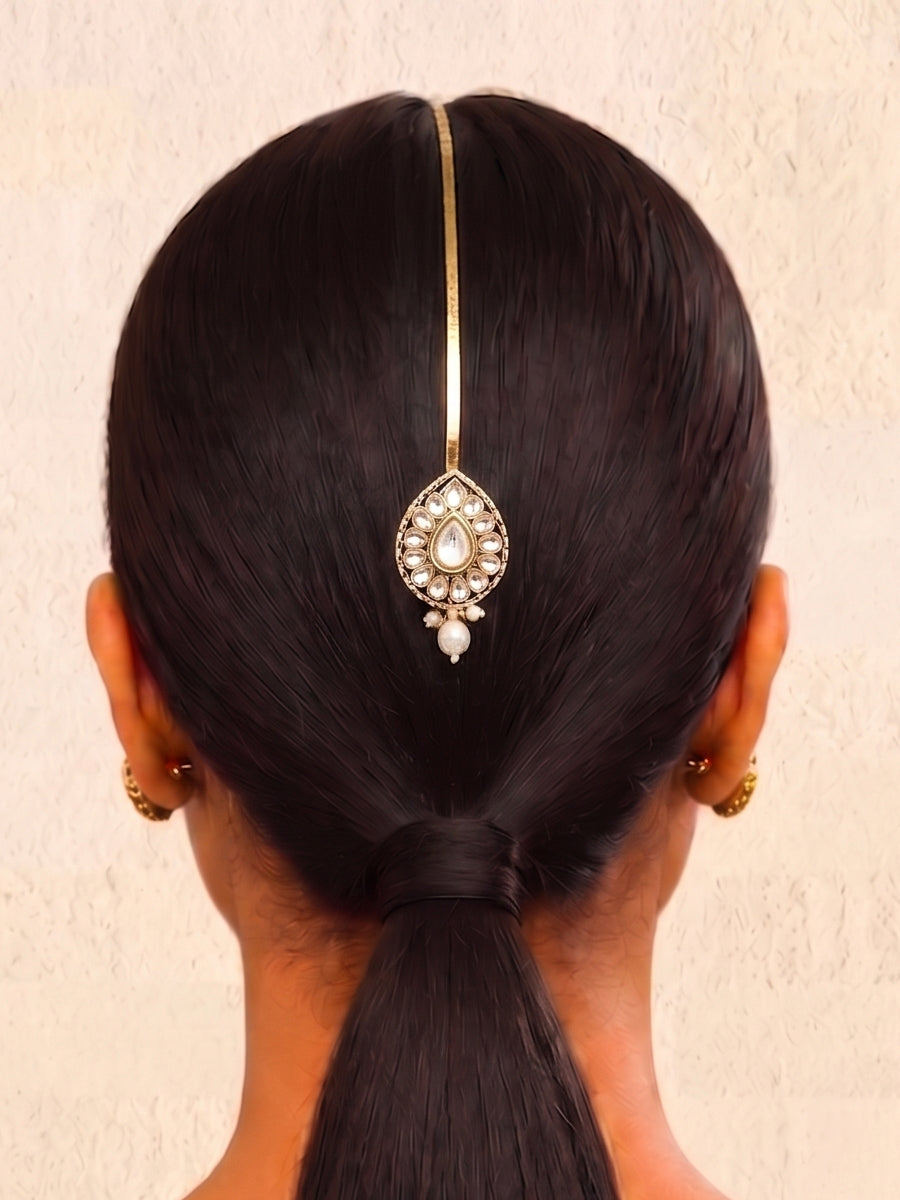 Anshika Pins Maang Tikka